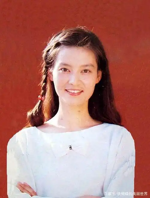 年轻时的潘虹真的是百变的女人,她还有看起来特别贤惠的一面,编个