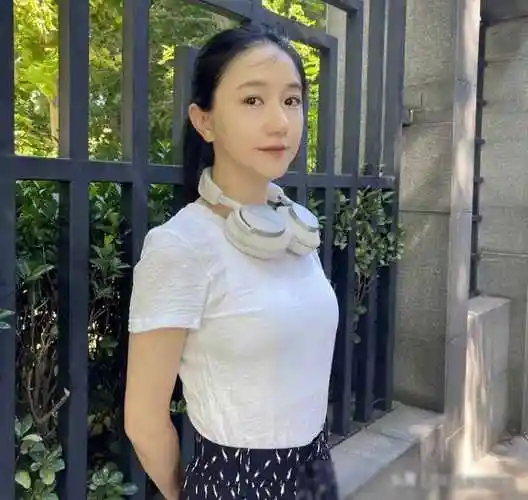 她是黄轩前女友,曾巅峰后下滑,整容失败后单身至今
