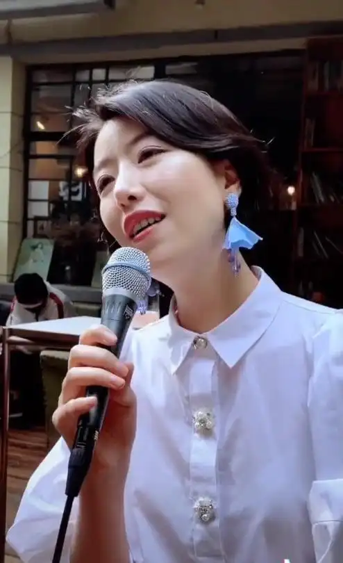 组图:李亚鹏女友晒街头唱歌视频 装扮优雅歌声动听气质不俗