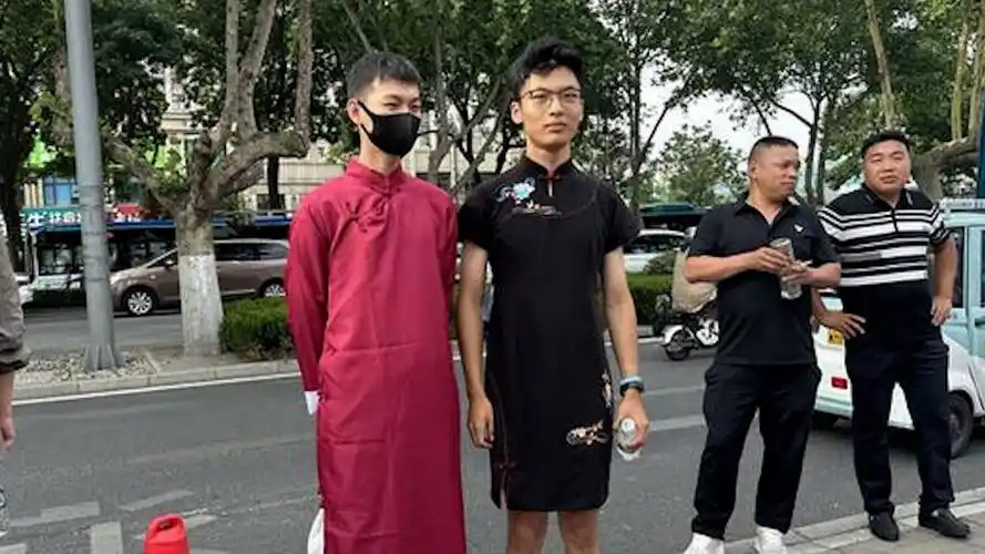 保送男生穿旗袍为高考同学加油 网友:必须旗开得胜!