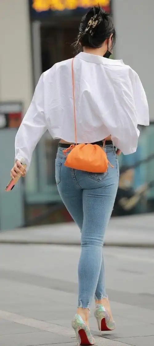 破洞牛仔裤搭配高跟鞋显腿长不要错过这种时尚潮流的新搭配