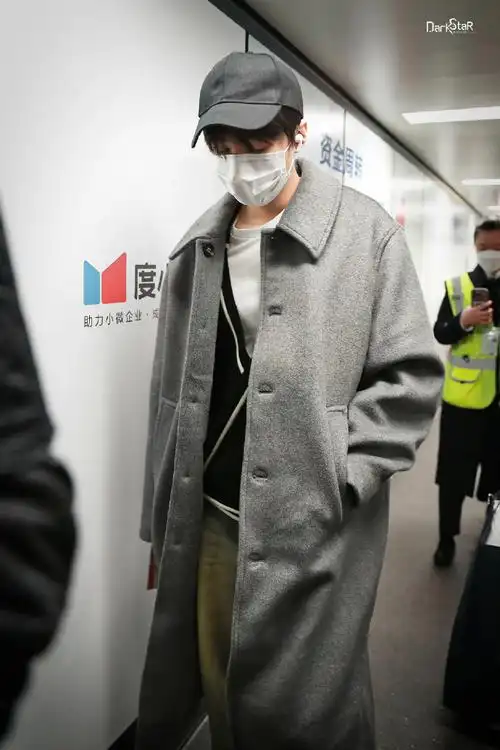 王俊凯最新机场出发饭拍96