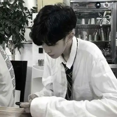 2021新款衬衫男生微信头像