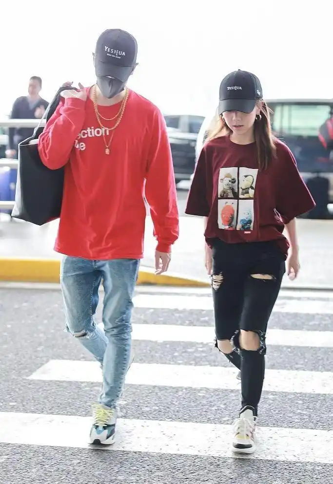 邓紫棋与男友现身机场,甜蜜又美好～～摊手,表情真的太可爱