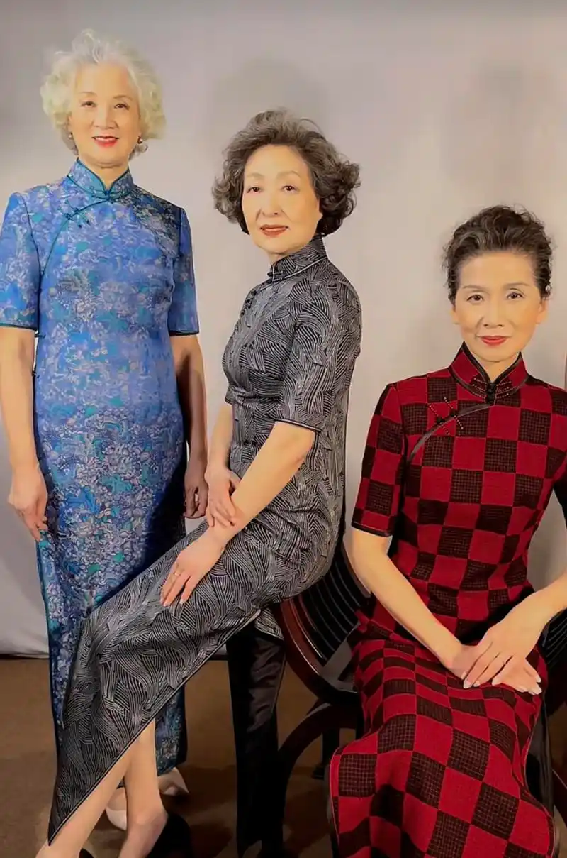 这是我见过最优雅的北京奶奶:76岁穿旗袍优雅端庄,不做作有气质