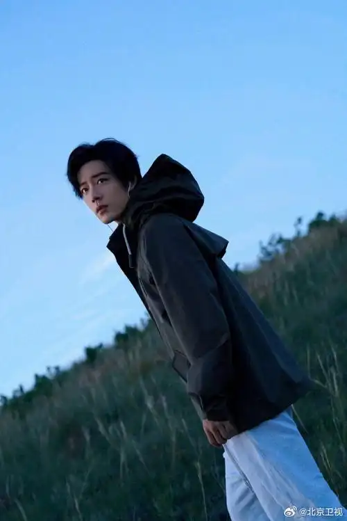 朝阳腾腾,@x玖少年团肖战daytoy原野漫步组图写真好迷人!