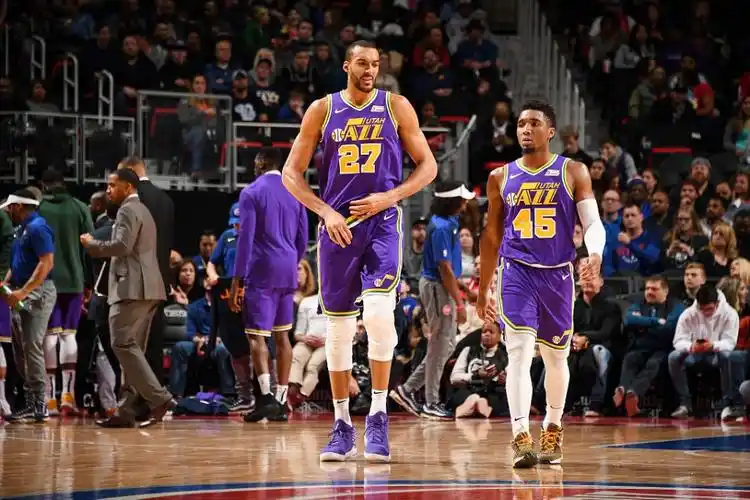 随队记者发问爵士现在的阵容有多强尤度西部前二