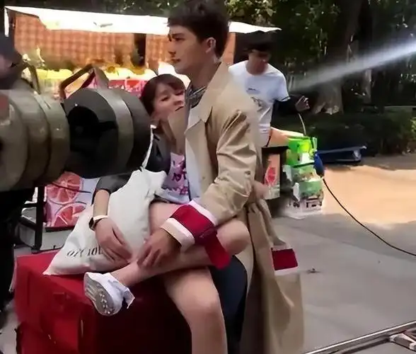 然而剧外却是令人啼笑皆非,剧里呈现的效果唯美至极,许魏洲与乔欣有一