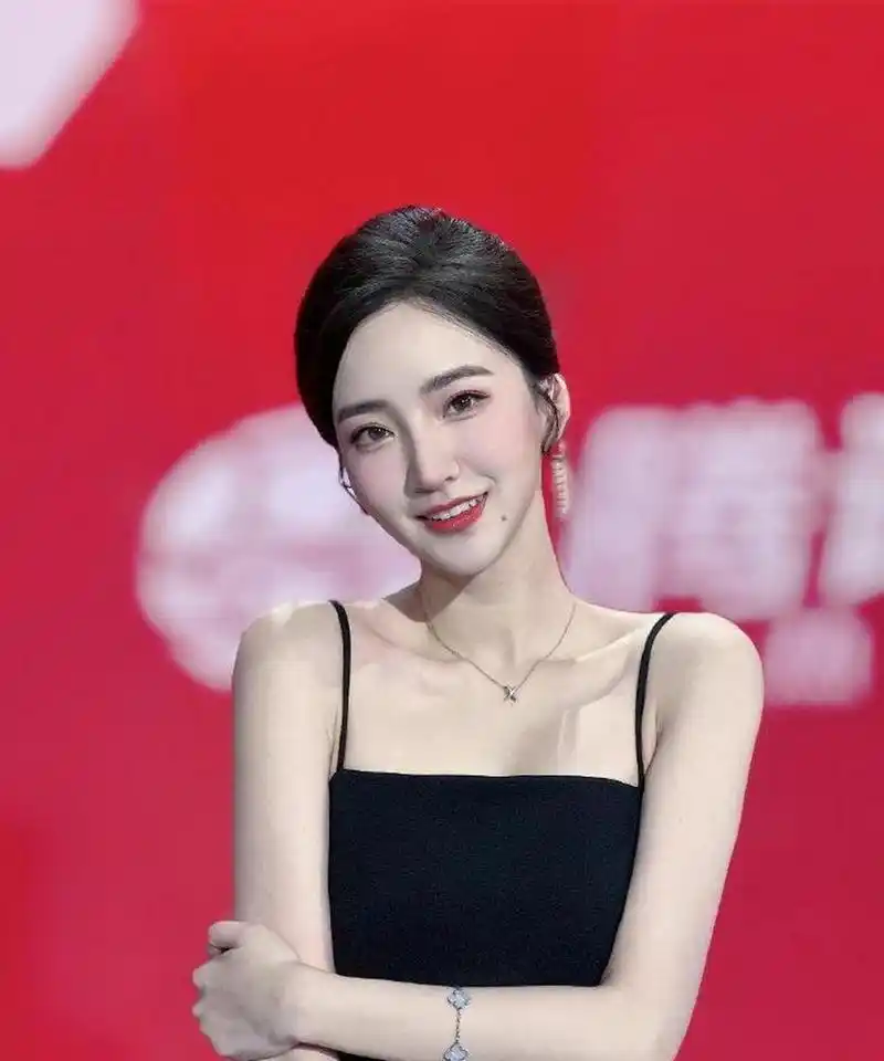 腾讯体育的女主持人,也太漂亮了吧! 676767
