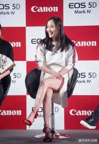 40岁的王珞丹又惹争议,网友评论:她是真的很爱秀脚