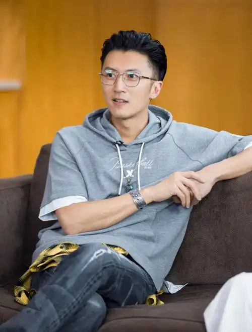 在谢霆锋的造型中,他梳起大背头就显得非常的成熟有男人味,完全把五官