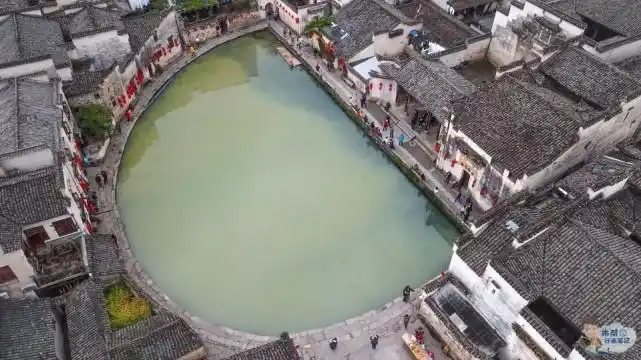 建成后的池塘,为半月形池塘,也是有一个美好的寓意,"后人凡事不要做的