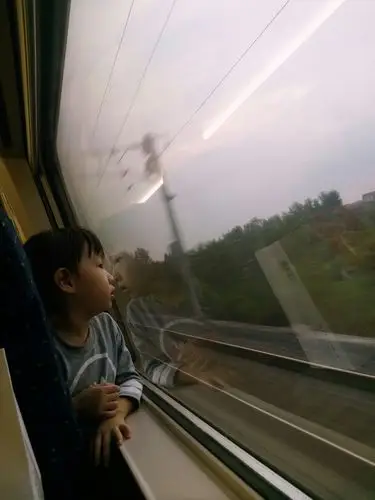 前排的小女孩给了一个很纯净的笑留给我,眼神那么单纯,她看着窗外