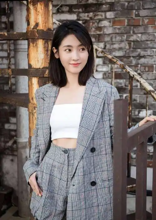 还是"度假风"最适合夏天,邢菲把"水果"穿在身上,清新又时尚_衣服_图案