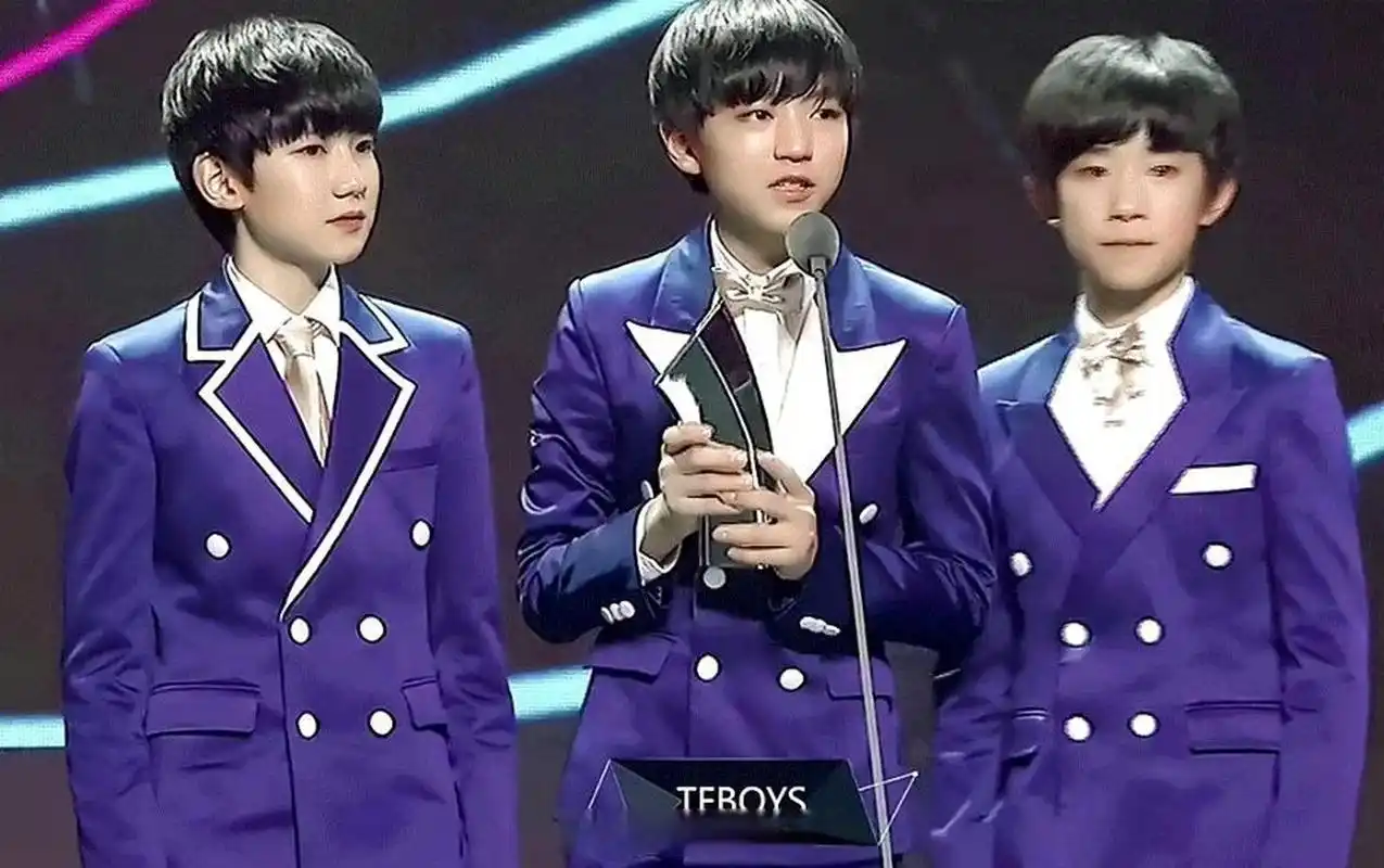 今天原来tfboys王俊凯,王源,易烊千玺首次领奖九周年  #tfboys415九