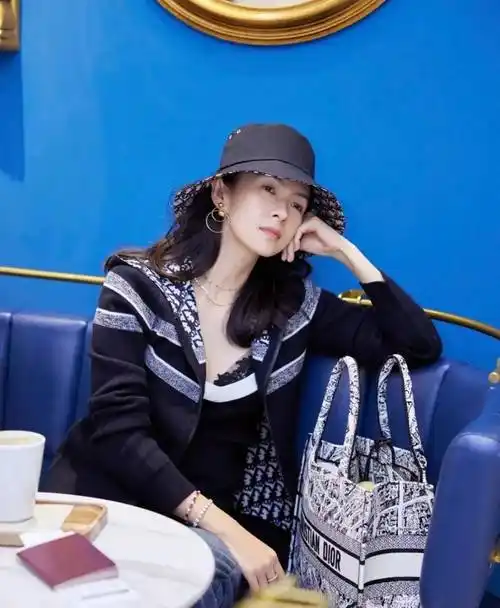 章子怡巴黎时装周遇冷,穿过季衣服排队进场,待遇被韩国爱豆碾压-第3张