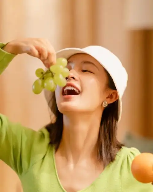 【8.16 李沁】搭配一个水果汁,橘子葡萄再加点你.
