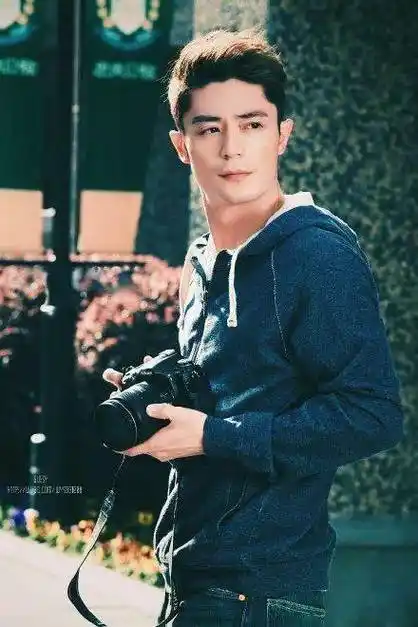 该剧女主是张雪迎,从她与霍建华的年龄差来看,目测不是演情侣,更有