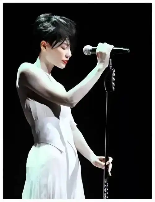 当时大街小巷放的都是王菲的歌