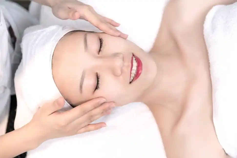 美容师给护肤按摩脸部图片