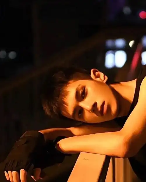 一枚气质型小鲜肉冷峻的帅