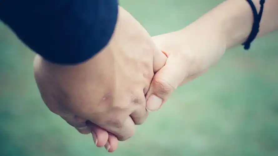 情侣牵手图片,分享一组快乐生活图片给大家,图中的桌面壁纸壁纸