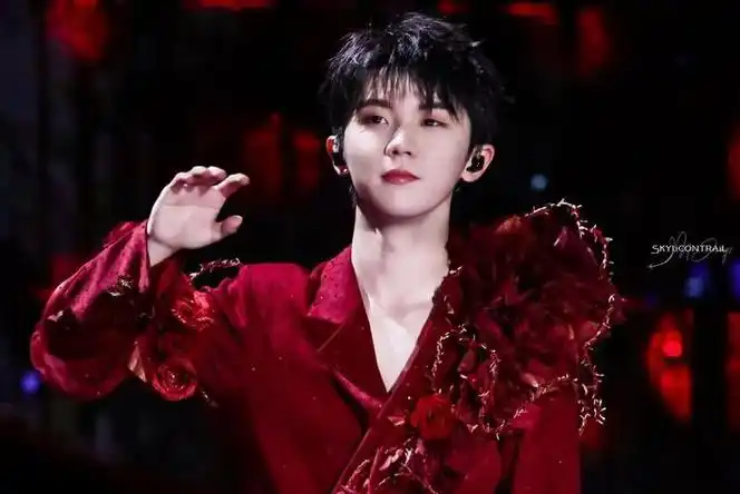 马嘉祺这组红衣造型好惊艳,带刺的红玫瑰,绝美|马嘉祺|红玫瑰|彩虹