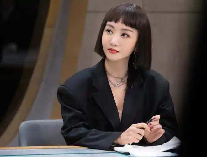 杨蓉短发造型超惊艳,穿一身亮片短裙,玲珑身材娇俏迷人插图4