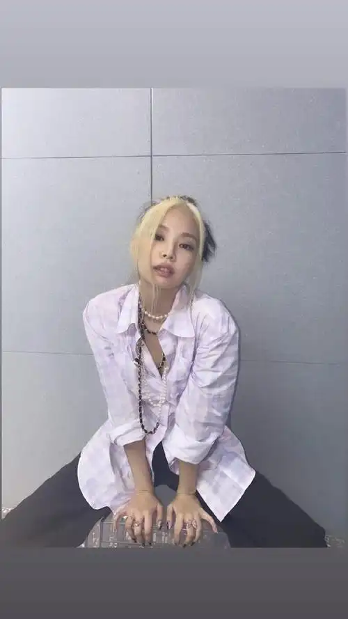 张雨绮撞衫jennie相差9岁的俩娃妈张雨绮身材美貌全方位碾压