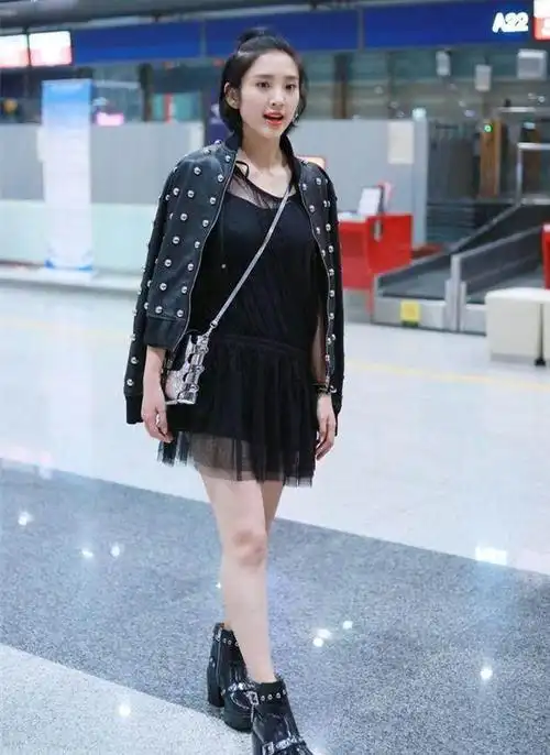 唐艺昕这身打扮像是在秋天,这鞋子的跟应该有好几厘米!