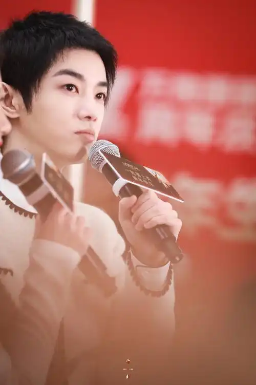 华晨宇超话一些些可爱又傲娇的微表情#华晨宇巴黎欧莱雅护肤美发代言