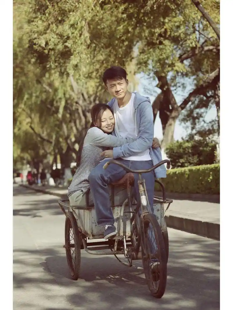 拥抱星星的月亮 该剧讲述了大姐夏明月为守护亲人不惜牺牲自己的学业