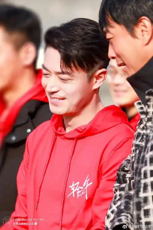 霍建华超话【高清组图】听从本心,轻装上阵祝#电视剧轻年#拍摄顺利