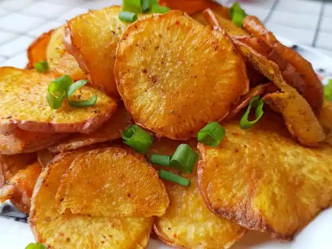 炸薯片的家常做法,3个红薯1把孜然,酥脆可口,做一大盆不够吃