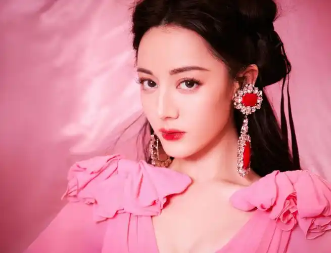 迪丽热巴好像真人芭比