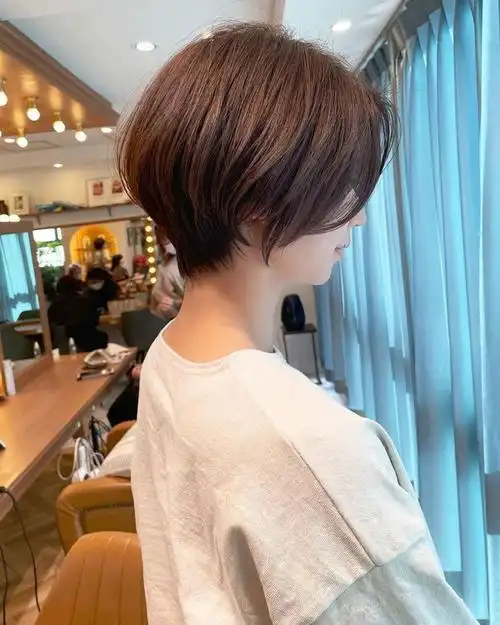 这款半盖耳的短发搭配上珊瑚造型的耳坠 ,展现出精致时尚的一面 ,棕