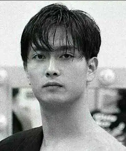 不许百度,猜猜看这是谁～ 楼下已经猜出来了,正是谢君豪,话说这位年轻