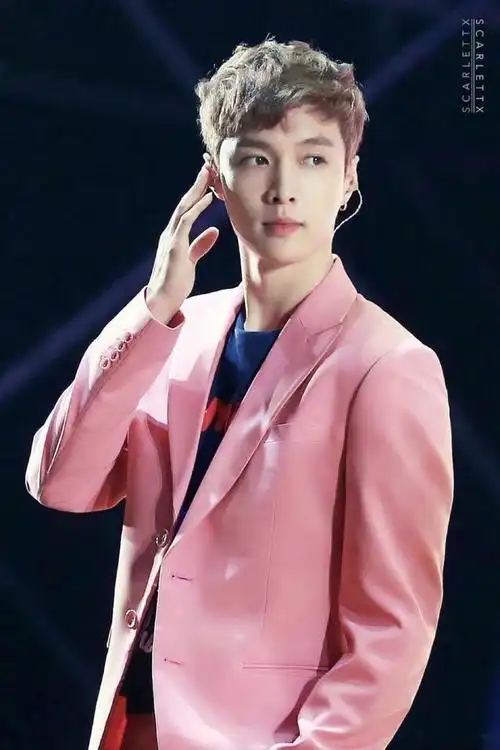 当男星穿上粉色西装:朱一龙贵公子,罗云熙像从漫画走出来的男神