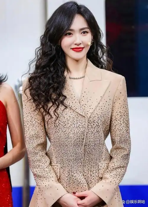 明星集结央视春晚传统红衣惊艳全场优雅不作妖不失分寸