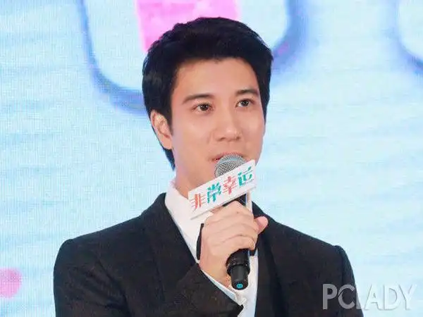 "照片中王力宏一头帅气的短发,身穿白色外套,干净清爽,温暖迷