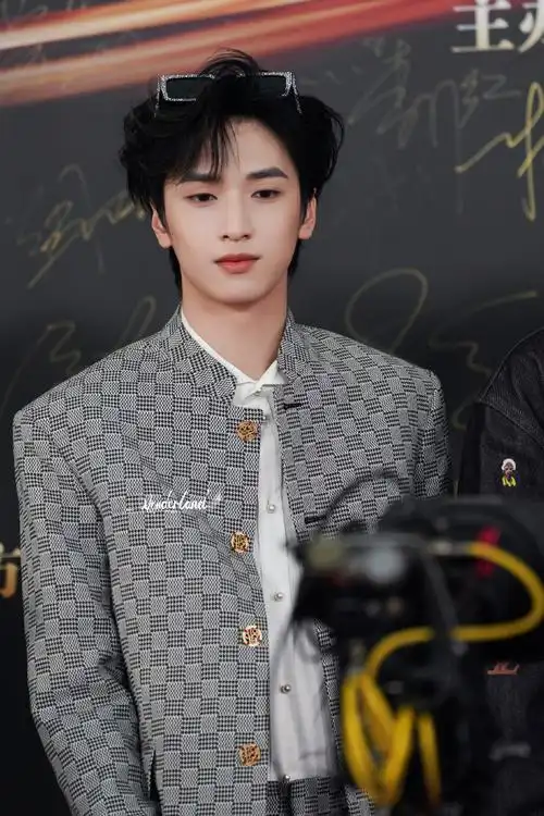 和严浩翔点亮微博之夜##微博之夜红毯