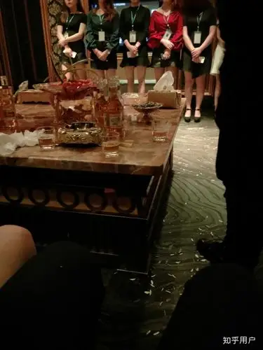你怎么看待在 ktv 陪酒的女生?