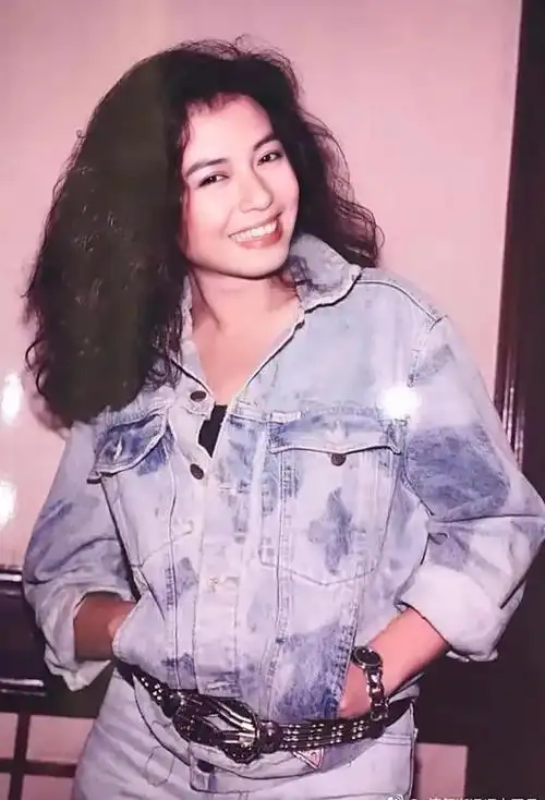 进入演艺圈后钟楚红演了许多经典的电影,也与周润发,成龙等合作出演