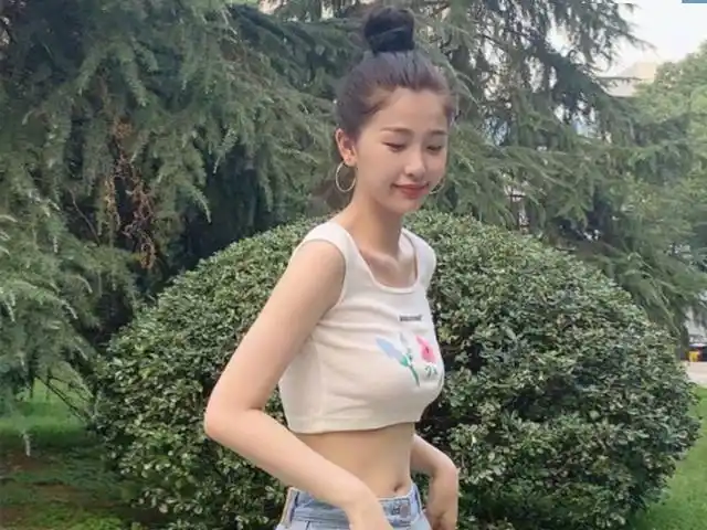 虞书欣的生活照火了穿高腰裤坐在草坪上拍照身形太美引起热议