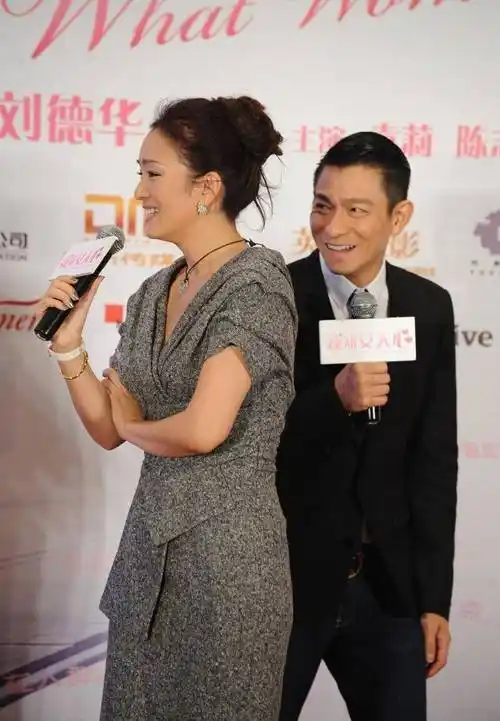 她紧紧地拥抱着刘德华,看上去比男偶像还要坚强.