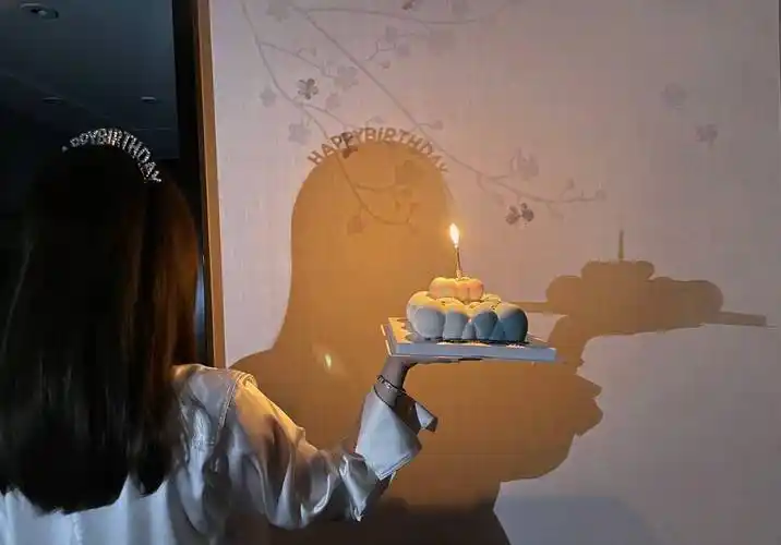 江疏影似乎在许愿,又似乎为美好的一刻感到心满意足.