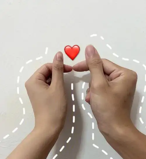 情侣手势  嘻嘻我也有自己的小甜蜜7815#爱情  #手势  你也值得