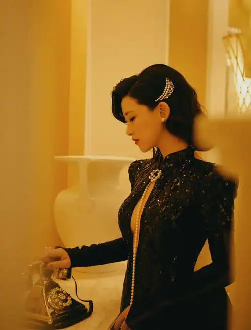 朱珠生娃后身材变更好红毯上穿旗袍秀微胖曲线太风情万种了