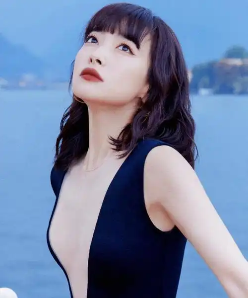 最近宋茜出席了路易威登2022早春女装秀,以一身黑色系的造型惊艳全场