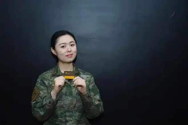 退伍女兵的军装写真帅